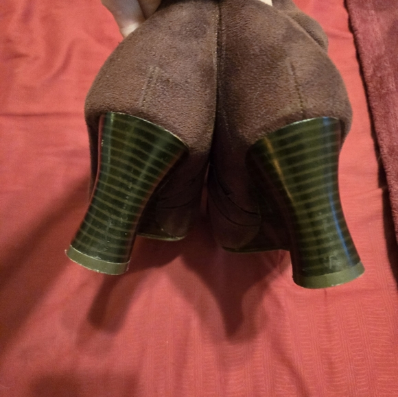 Pretty dark brown, zip up suede boots with 2 inch heel. Size 6 1/2. - Picture 3 of 5